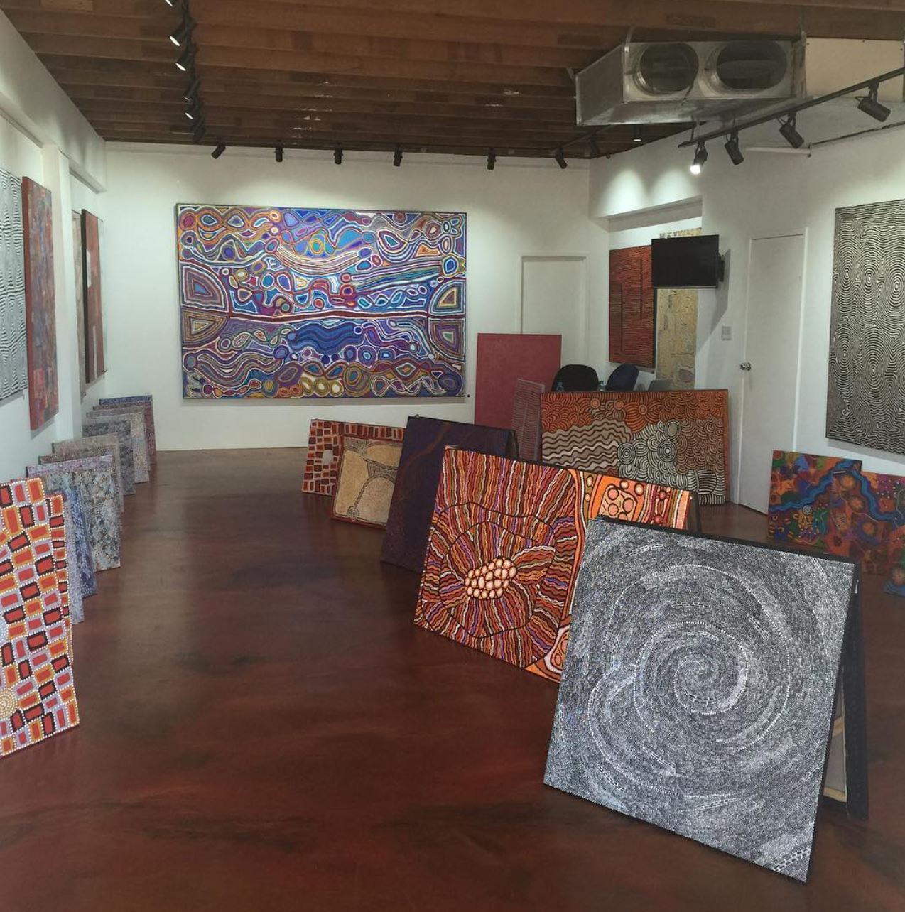 Future Smart Australia | Is Alice Springs Safe at Night? Aboriginal art galleries